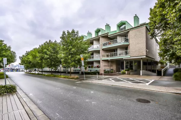 North Vancouver, BC V7M 3K4,33 CHESTERFIELD PL #2102