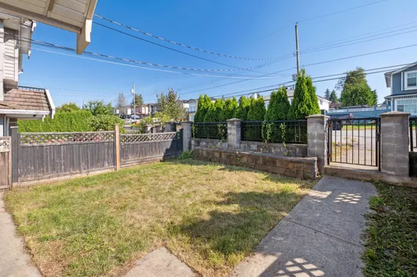 Burnaby, BC V5G 1G3,5227 NORFOLK ST