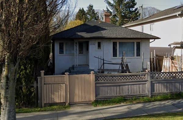 1953 E BROADWAY, Vancouver, BC V5N 1W4