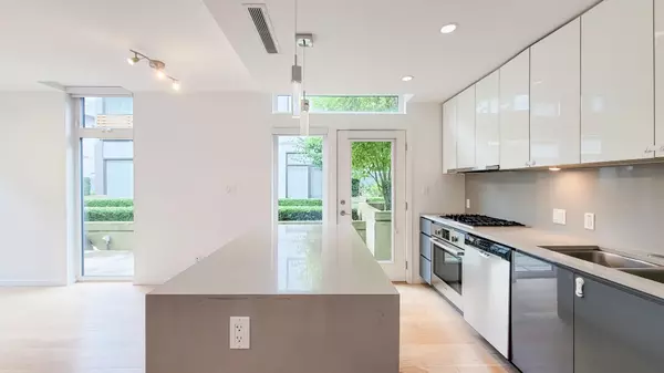 Vancouver, BC V6M 2W2,6058 OAK ST