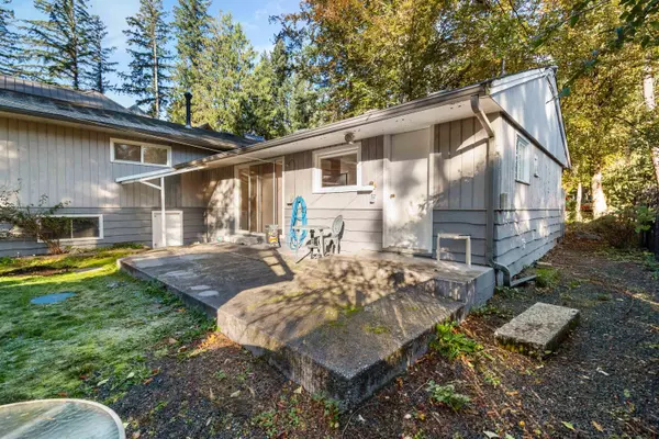 Cultus Lake, BC V2R 4Z5,613 MOUNTAIN VIEW DR