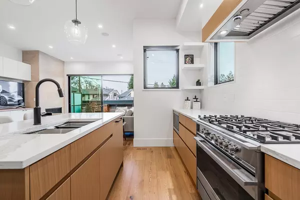 North Vancouver, BC V7M 1M2,423 W KEITH RD