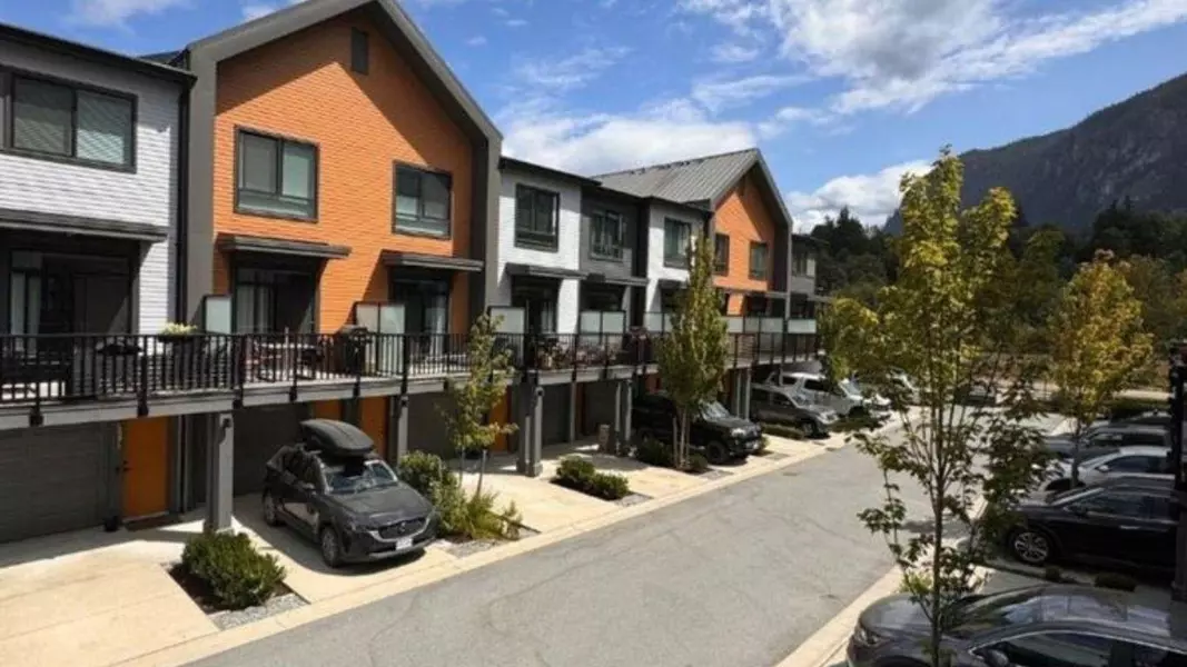 1372 MARINASIDE PL, Squamish, BC V8B 1A8