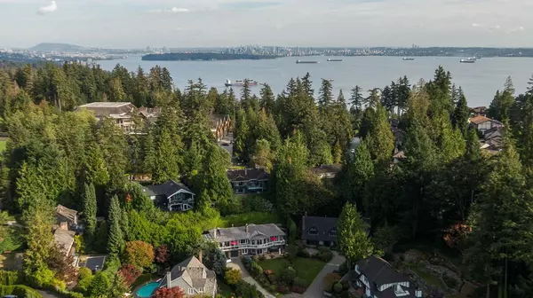 West Vancouver, BC V7W 2Y8,5238 TIMBERFEILD PL