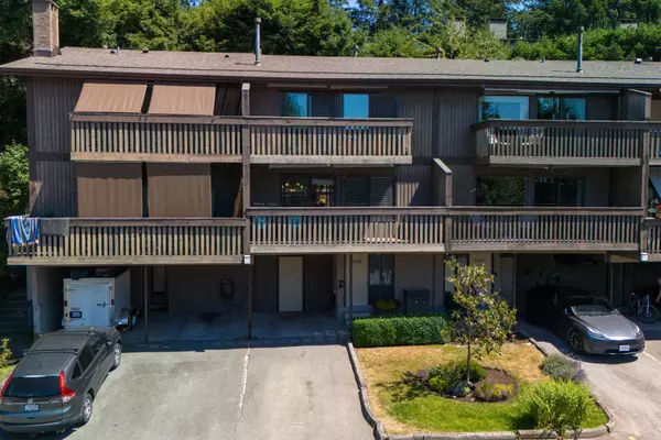 North Vancouver, BC V7J 3H6,1033 OLD LILLOOET RD