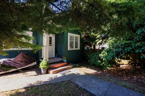 North Vancouver, BC V7N 1H4,123 E KINGS RD