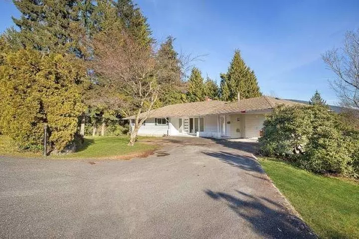 574 SAINT GILES RD, West Vancouver, BC V7S 1L8