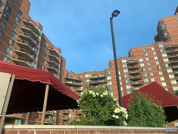 1605 Harmon Cove Tower, Secaucus, NJ 07094