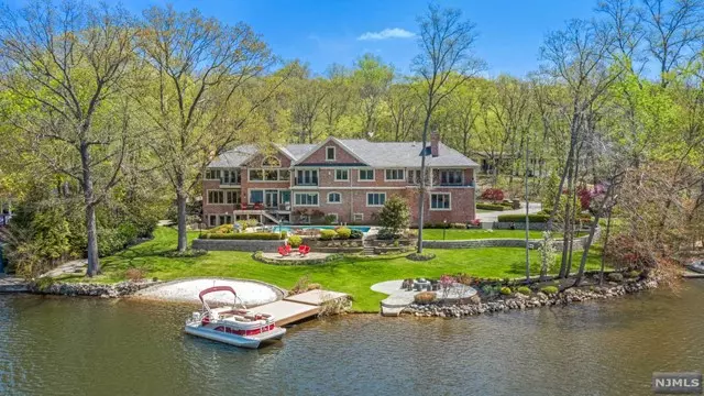 6 East Pines Lake Drive, Wayne, NJ 07470