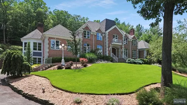 27 Shinnecock Trail, Franklin Lakes, NJ 07417