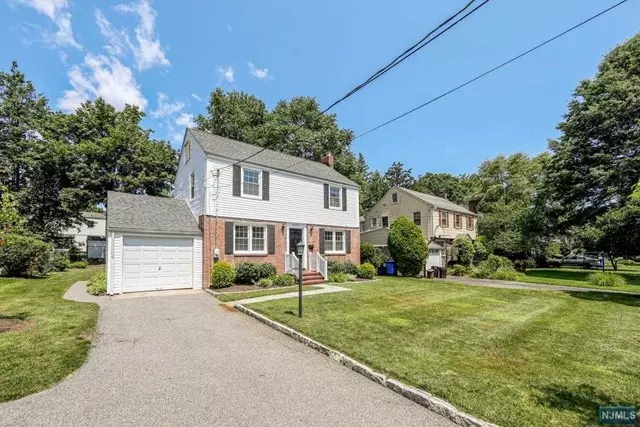 Tenafly, NJ 07670,65 Surrey Lane