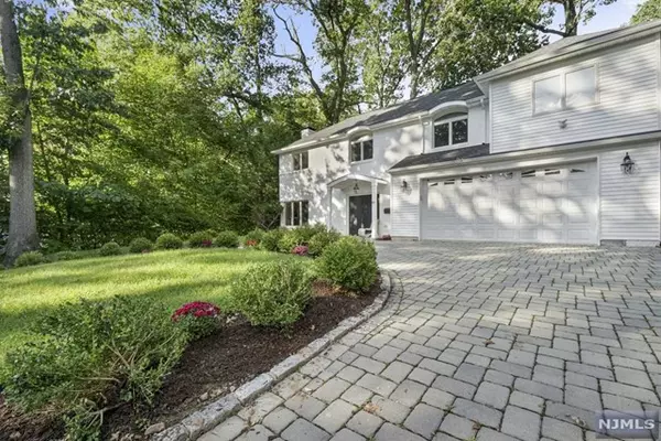 Tenafly, NJ 07670,49 Howard Park Drive