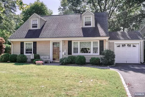 28 Maplewood Drive, Livingston, NJ 07039