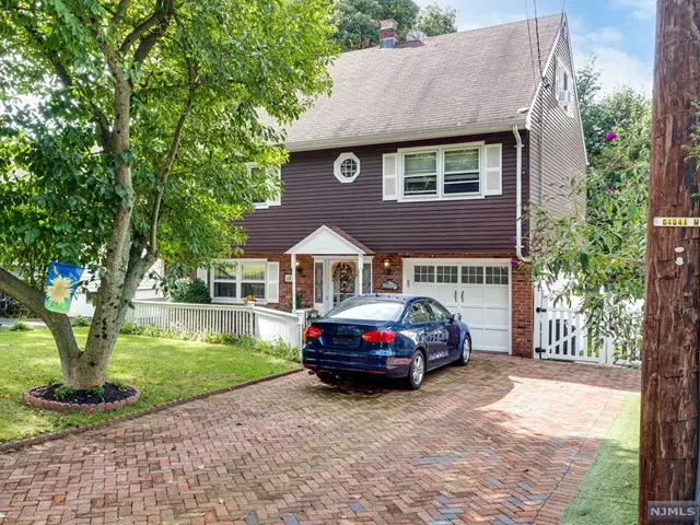 19 Woodhaven Drive, Wayne, NJ 07470