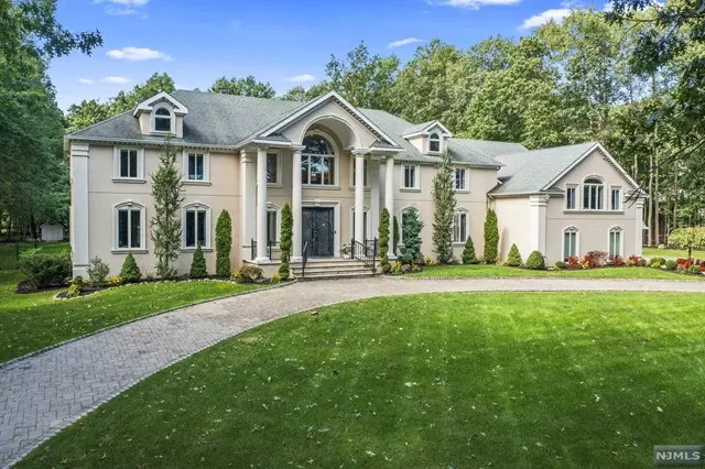 29 Burning Hollow Road, Saddle River, NJ 07458