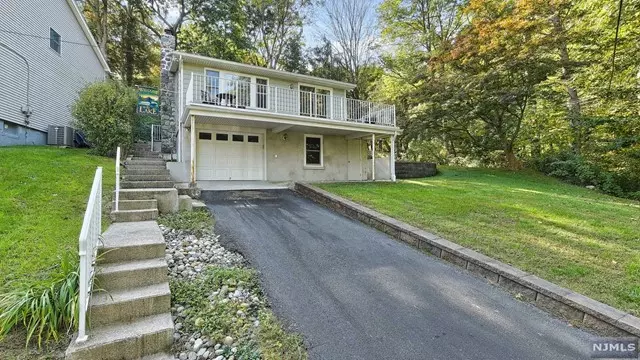 5 Highland Road, Bloomingdale, NJ 07403