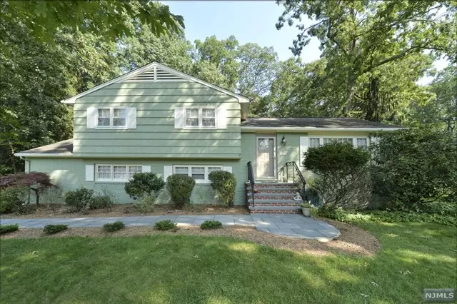 318 Meadowbrook Road, Wyckoff, NJ 07481