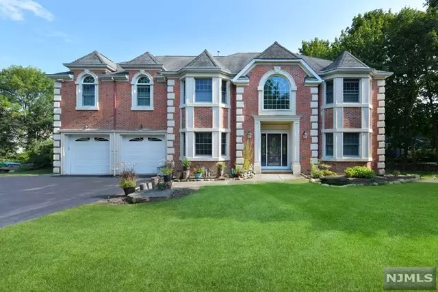 8 Scenic Court, Ramsey, NJ 07446