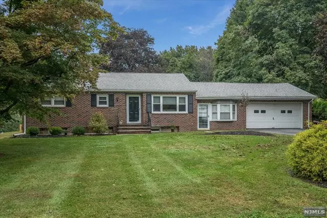 8 Parkway Drive, Mount Olive Township, NJ 07840