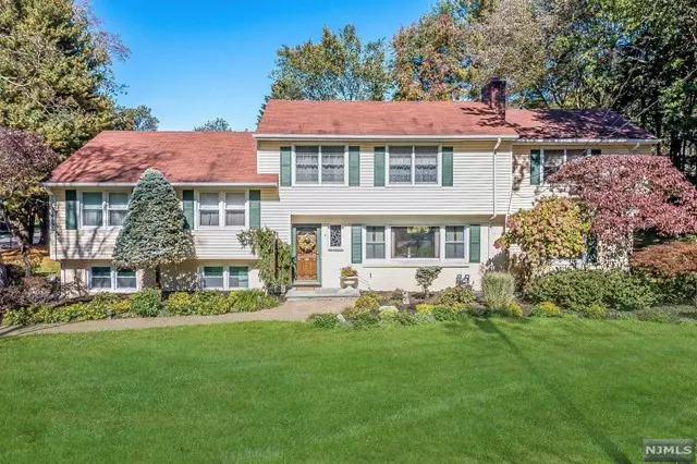 3 Colonial Court, Woodcliff Lake, NJ 07677