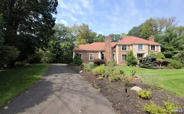 Upper Saddle River, NJ 07458,26 Knights Court