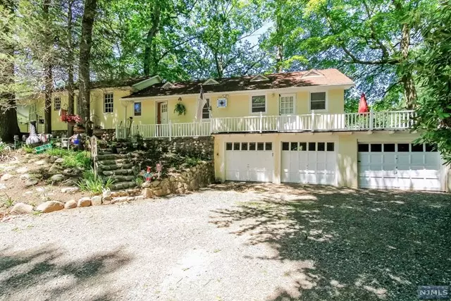 28 Turners Lake Drive, Mahwah, NJ 07430