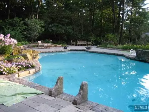 Tenafly, NJ 07670,26 Dogwood Lane