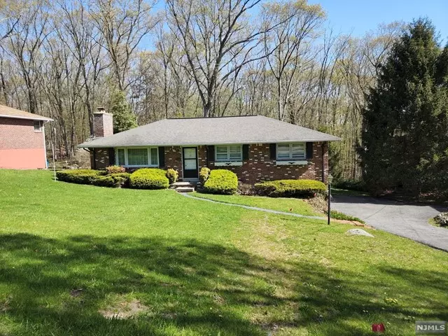 77 Hillside Drive, Bloomingdale, NJ 07403