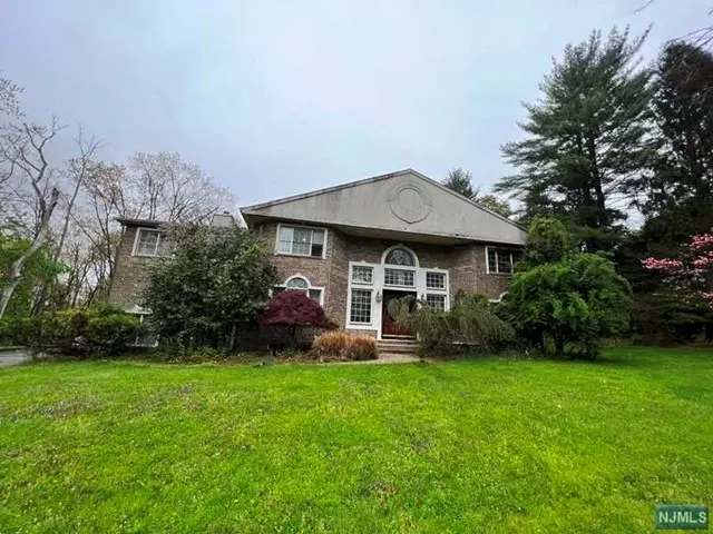 9 Harvey Lane, Upper Saddle River, NJ 07458