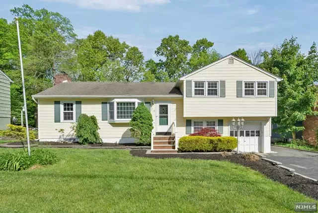 29 Matthews Terrace, Bloomingdale, NJ 07403