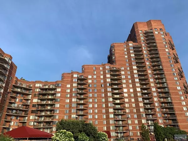 1208 Harmon Cove Tower, Secaucus, NJ 07094