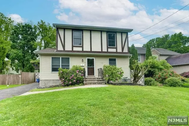 31 Hines Avenue, Mahwah, NJ 07430