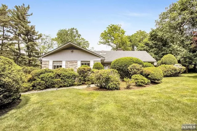 2 North Brae Court, Tenafly, NJ 07670