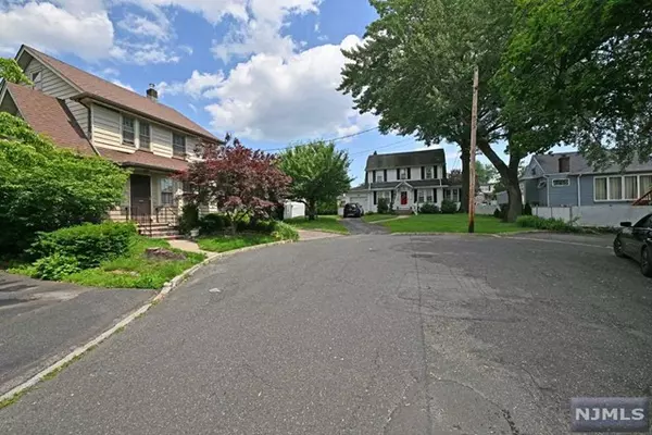 Maywood, NJ 07607,8 Berry Court