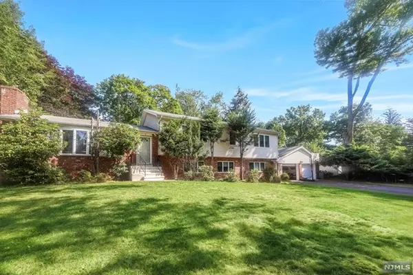 4 Arrowhead Road, Old Tappan, NJ 07675