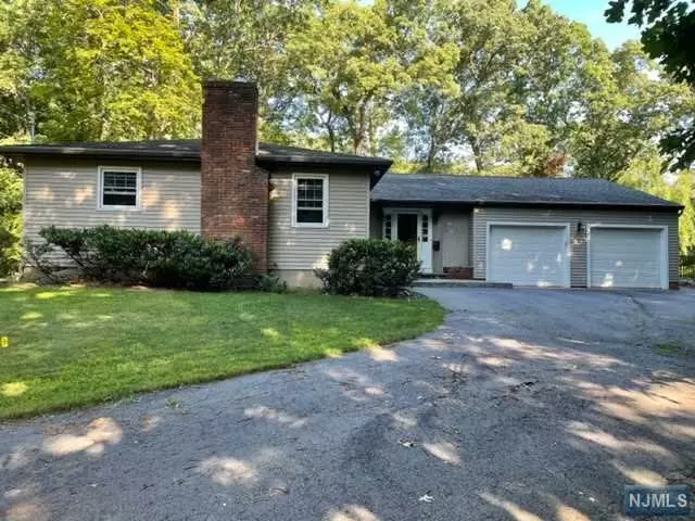 32 Woodland Court, Kinnelon Borough, NJ 07405