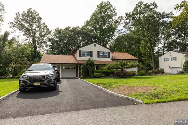 Woodcliff Lake, NJ 07677,17 Linda Terrace