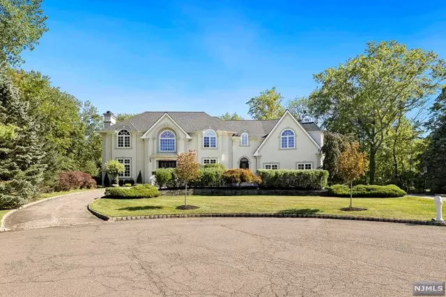 10 Emerald Woods Court, Upper Saddle River, NJ 07458