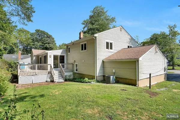 Waldwick, NJ 07463,37 Hickory Lane