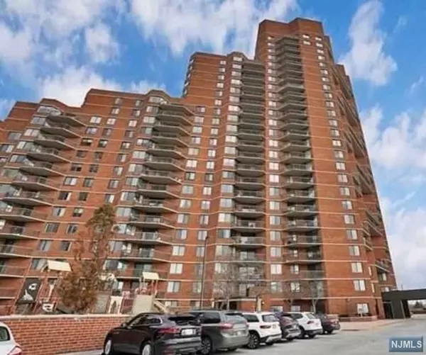 927 Harmon Cove Towers, Secaucus, NJ 07094