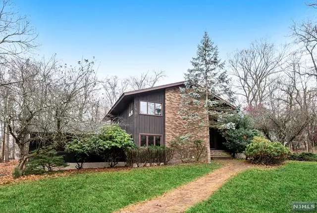 10 Cottontail Trail, Upper Saddle River, NJ 07458