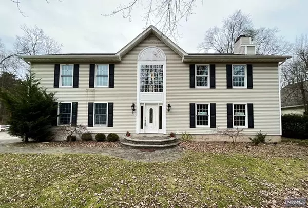 14 Meade Place, Pequannock Township, NJ 07444