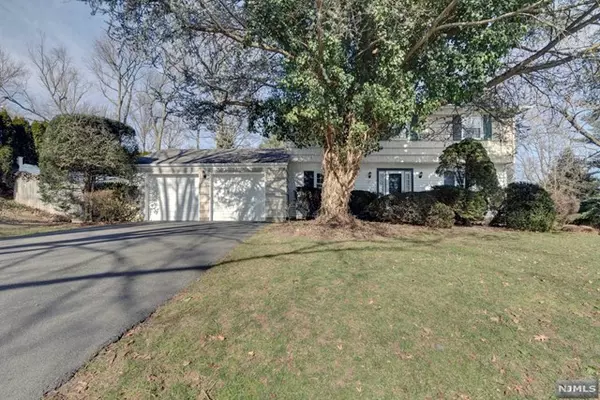 Tenafly, NJ 07670,29 Winthrop Court