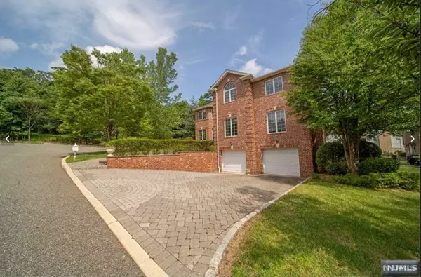 Englewood Cliffs, NJ 07632,6 Sara Hill Lane