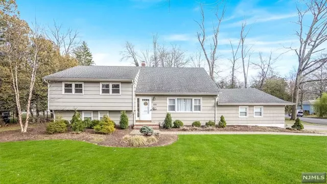 17 Rugen Drive, Harrington Park, NJ 07640