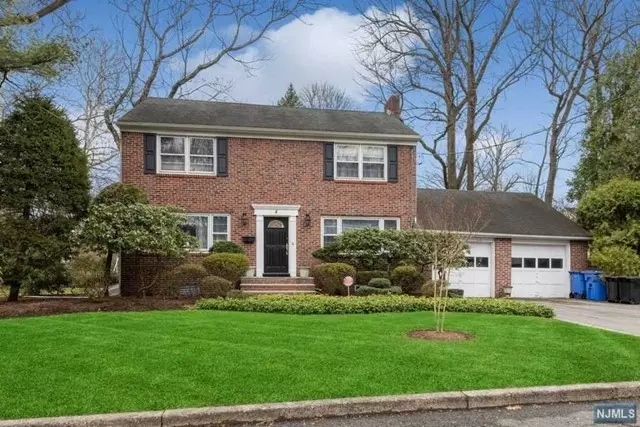 4 Bradford Court, Tenafly, NJ 07670