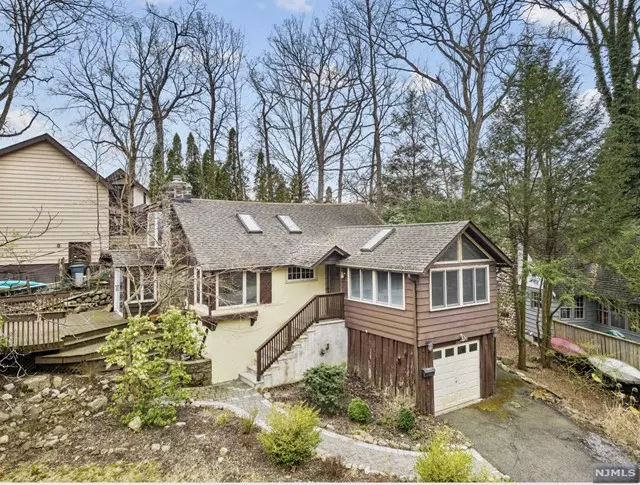 280 West Shore Trail, Sparta, NJ 07871