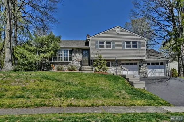 18 Pine Drive, Park Ridge, NJ 07656