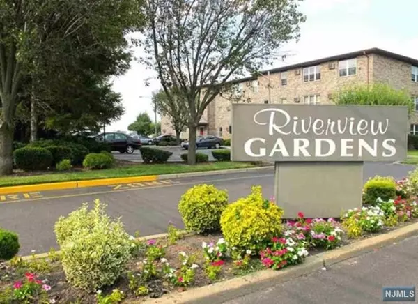 96 Riverview Court, Secaucus, NJ 07094