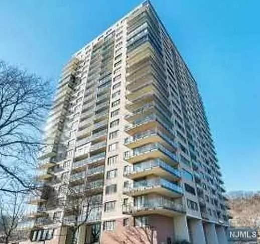 1203 River Road #18M, Edgewater, NJ 07020